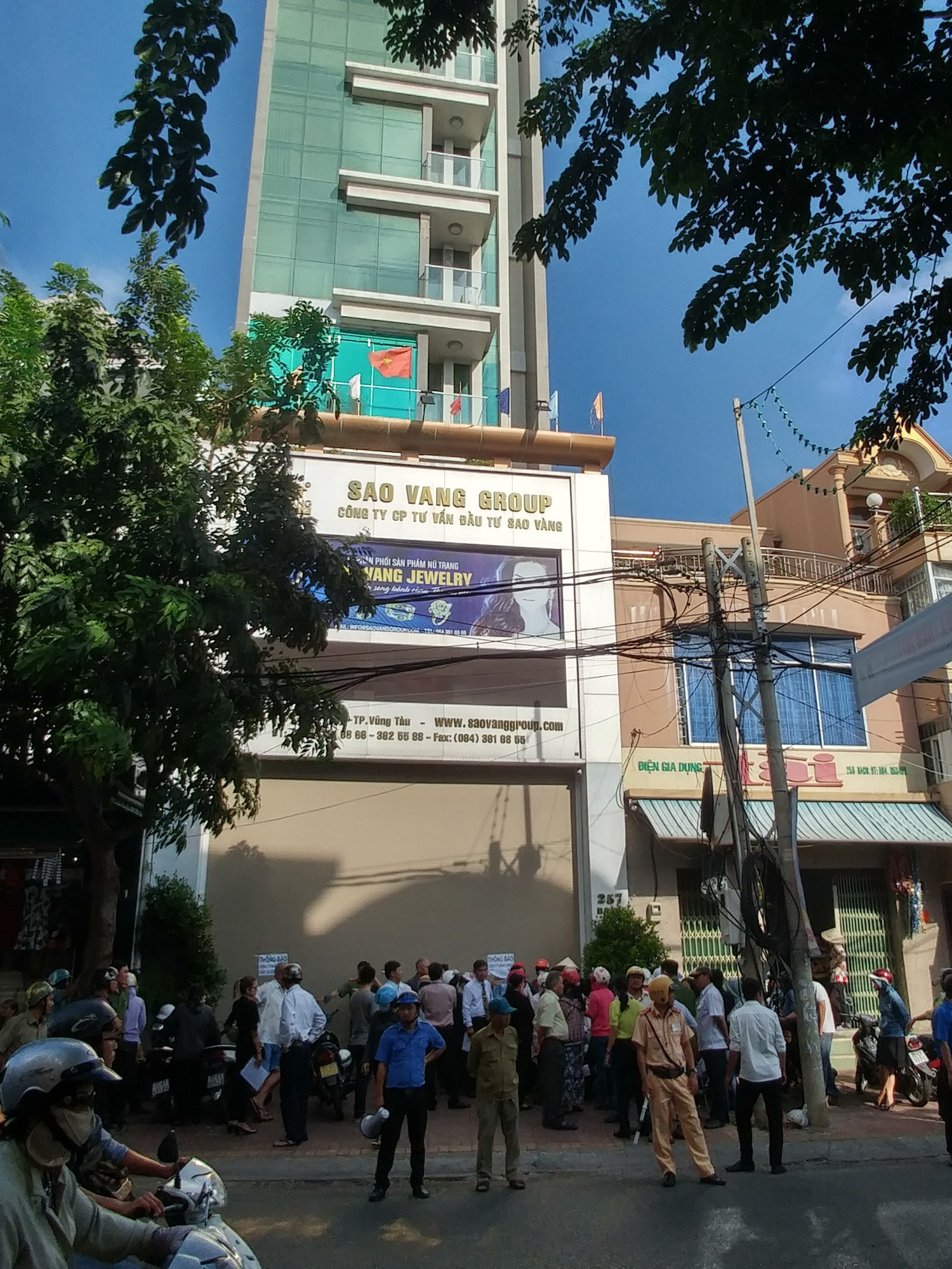Khách hàng tố công ty cầm hàng trăm tỉ rồi im lặng