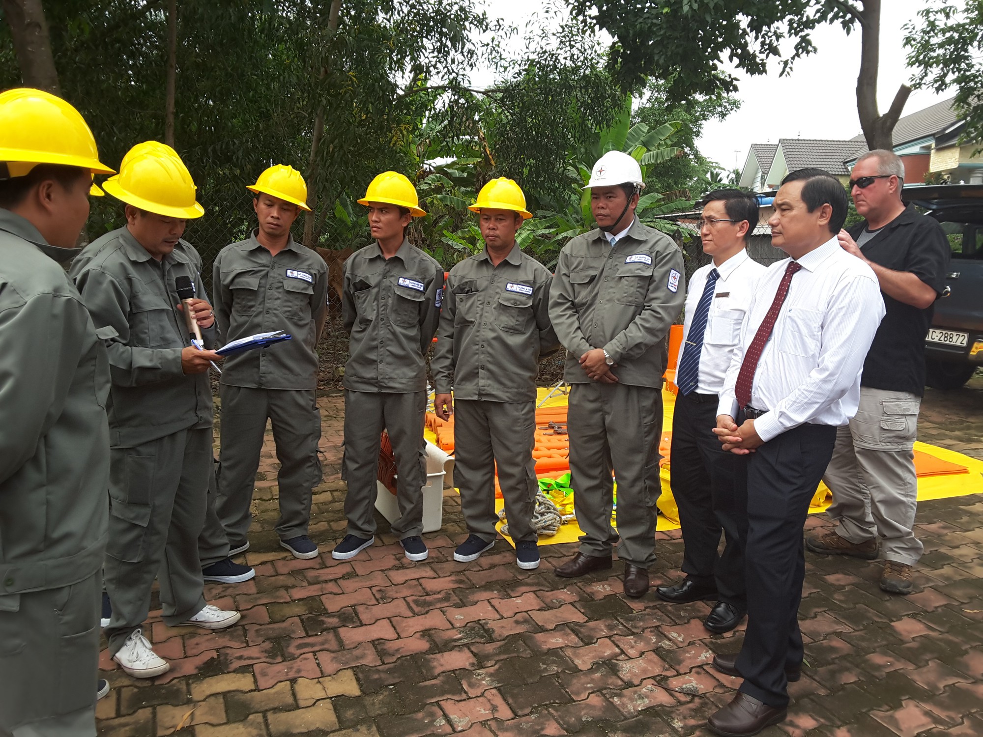Điện lực miền Nam ra mắt nhiều đội thi c&ocirc;ng sửa chữa điện Hotline - Ảnh 2.