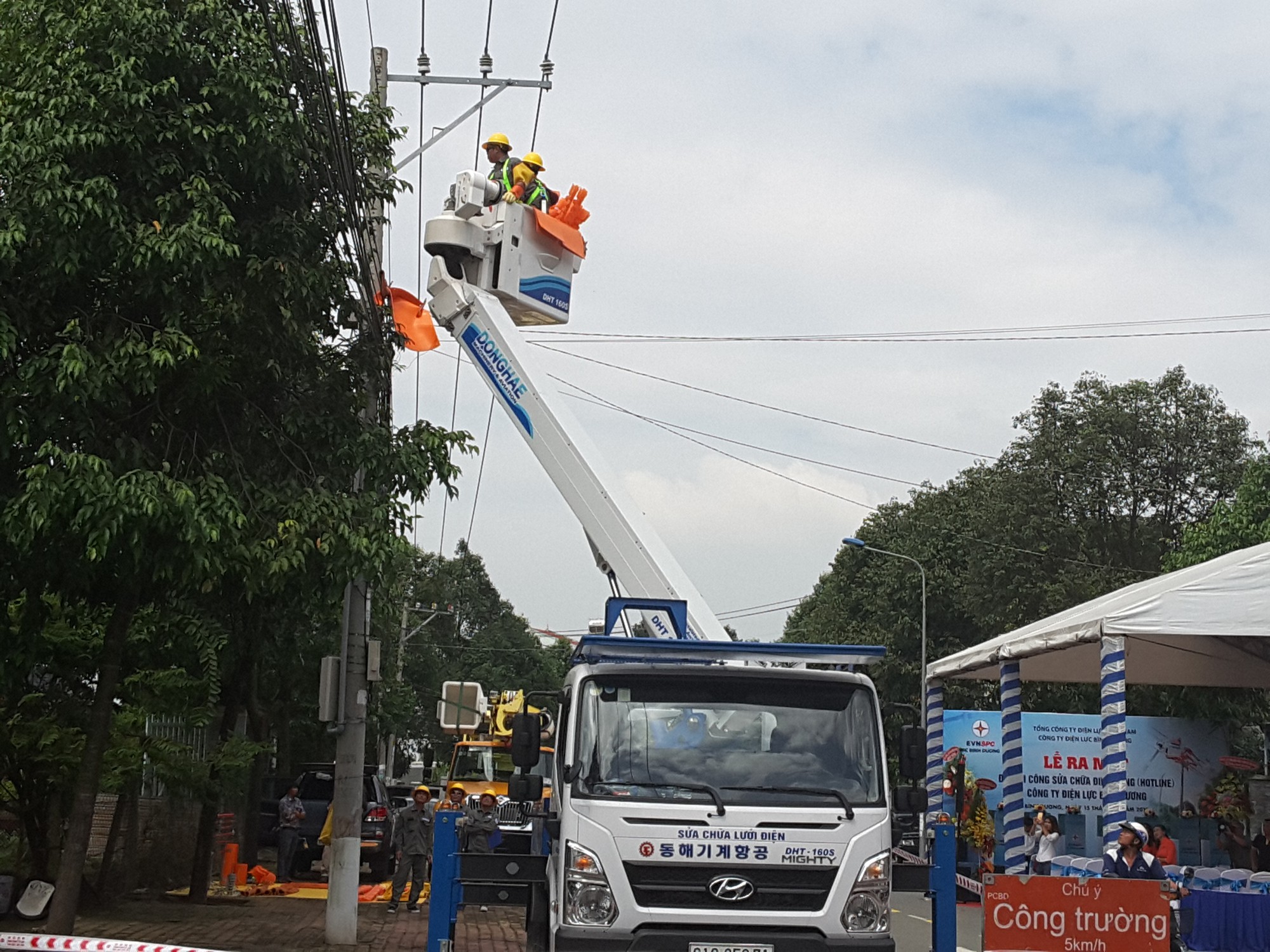 Điện lực miền Nam ra mắt nhiều đội thi c&ocirc;ng sửa chữa điện Hotline - Ảnh 3.
