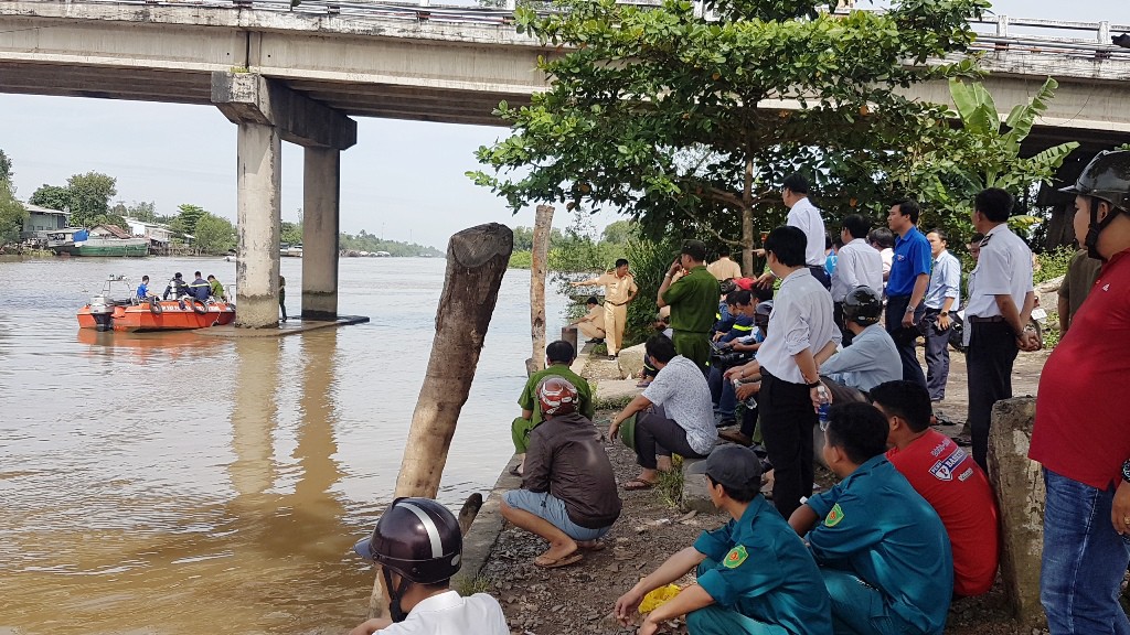 Sà lan chìm từ từ nhưng không thấy ai thoát ra