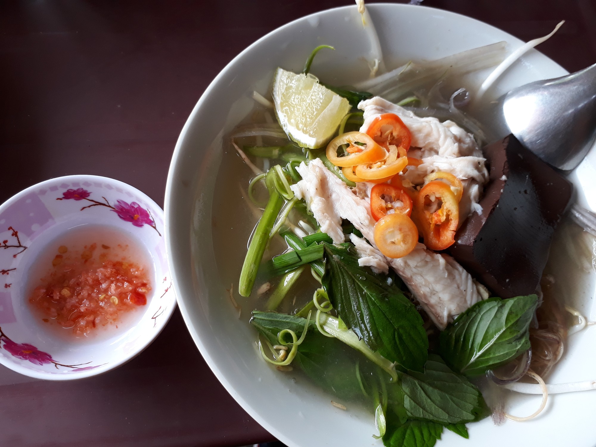 Xuyên Sài Gòn ăn cho được bún nước lèo Trà Vinh