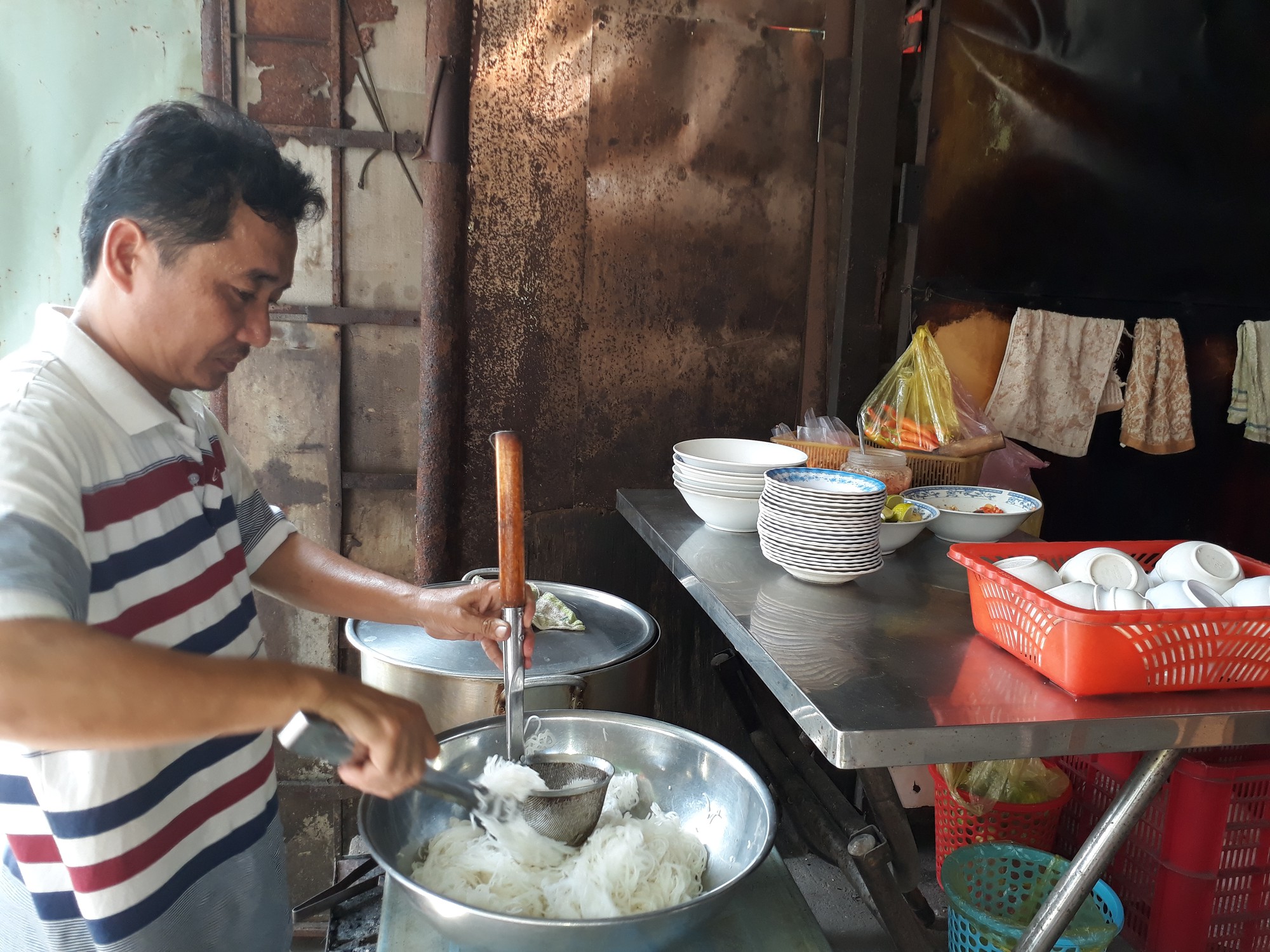 Xuy&ecirc;n S&agrave;i G&ograve;n ăn cho được b&uacute;n nước l&egrave;o Tr&agrave; Vinh - Ảnh 4.