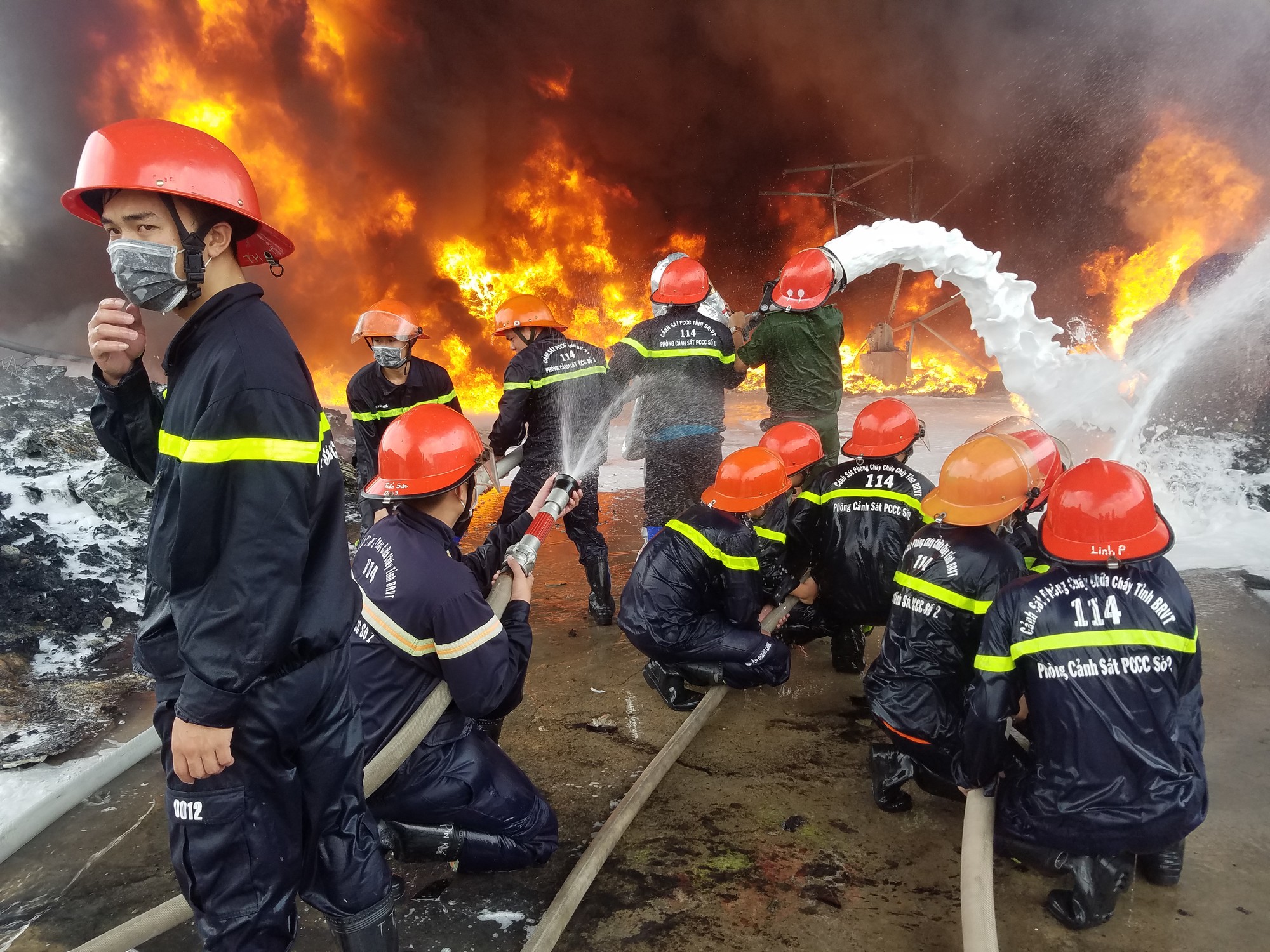 B&agrave; Rịa &ndash; Vũng T&agrave;u: Ch&aacute;y lớn ở b&atilde;i phế liệu - Ảnh 1.