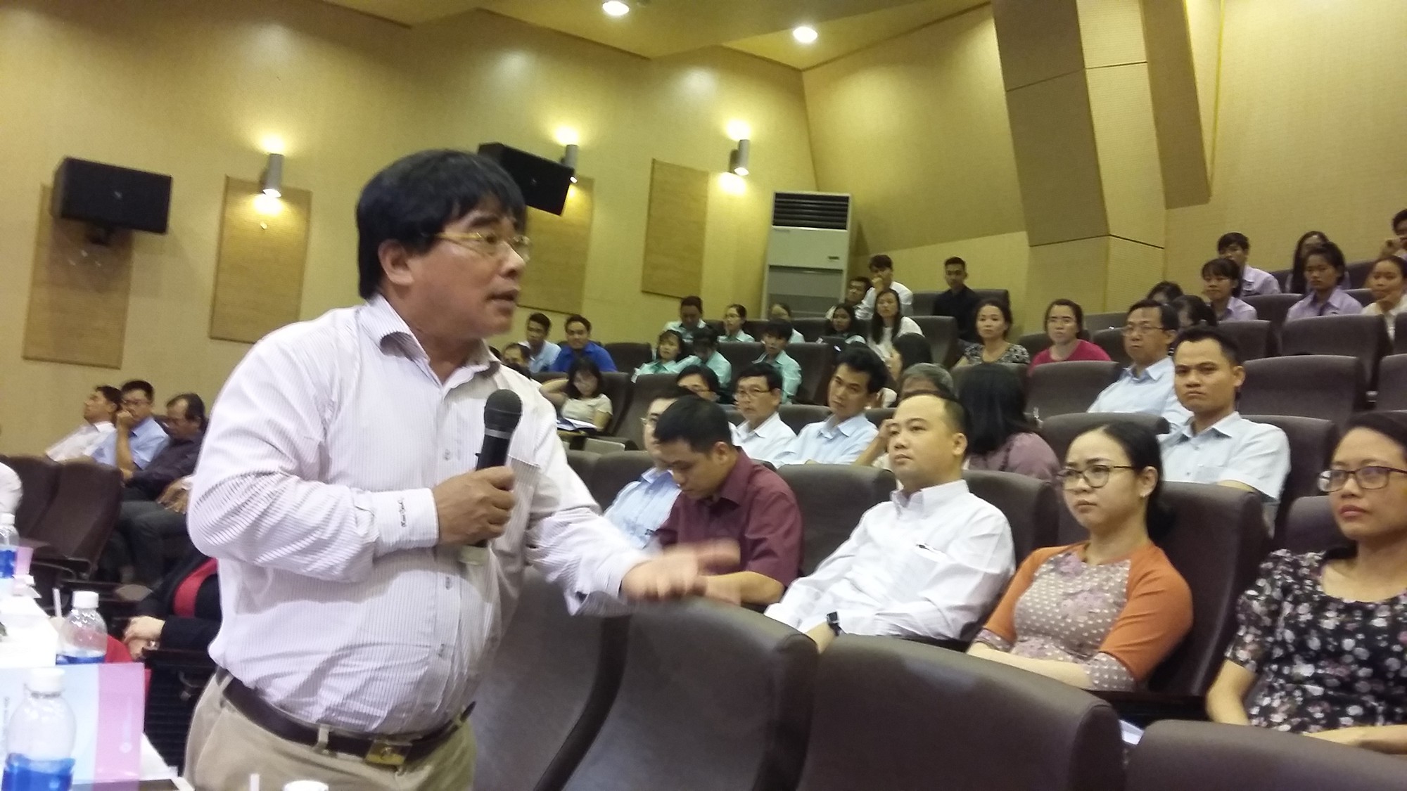Nên bỏ chính sách miễn học phí sư phạm ngay lập tức