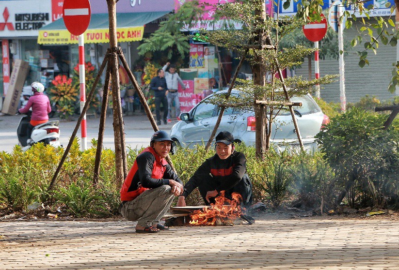 H&agrave; Nội co ro trong đợt r&eacute;t mạnh nhất từ đầu m&ugrave;a - Ảnh 15.