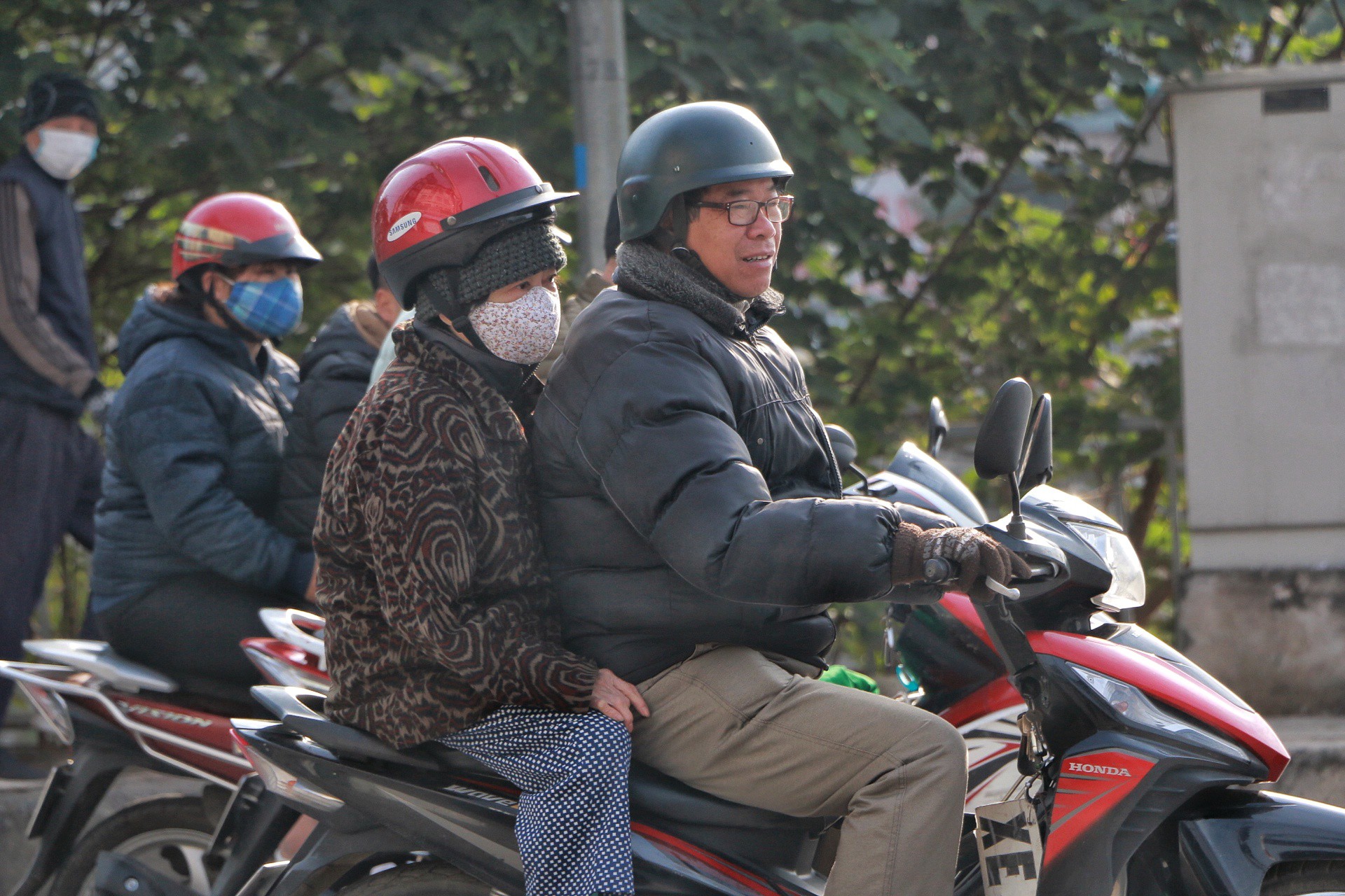 H&agrave; Nội co ro trong đợt r&eacute;t mạnh nhất từ đầu m&ugrave;a - Ảnh 16.