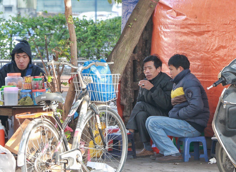 H&agrave; Nội co ro trong đợt r&eacute;t mạnh nhất từ đầu m&ugrave;a - Ảnh 17.