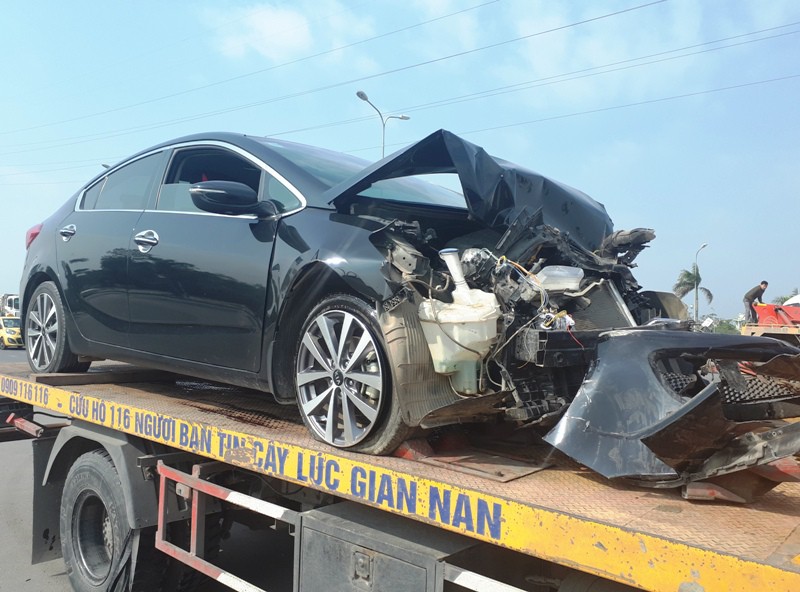 Xe đi đám tang tông xe 4 chỗ, 22 người bị thương - Ảnh 2.