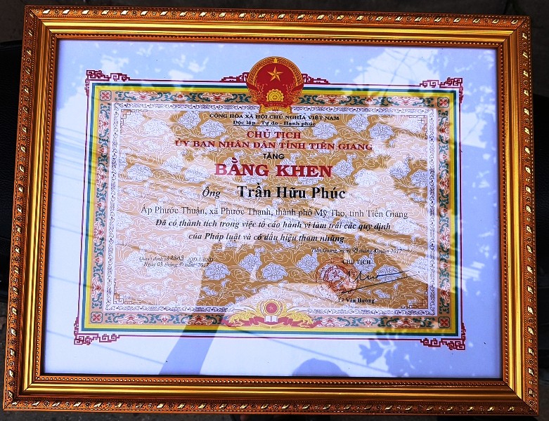 Tố cáo tham nhũng, 3 người được tặng bằng khen