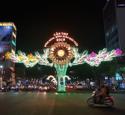 Đường đ&egrave;n nghệ thuật Cần Thơ lung linh trong đ&ecirc;m - Ảnh 1.