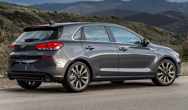 Xe gia đ&igrave;nh Hyundai Elantra GT 2018 c&oacute; gi&aacute; 460 triệu đồng - Ảnh 2.