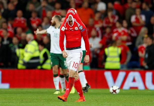 Bale và đồng đội chết lặng khi mất vé World Cup