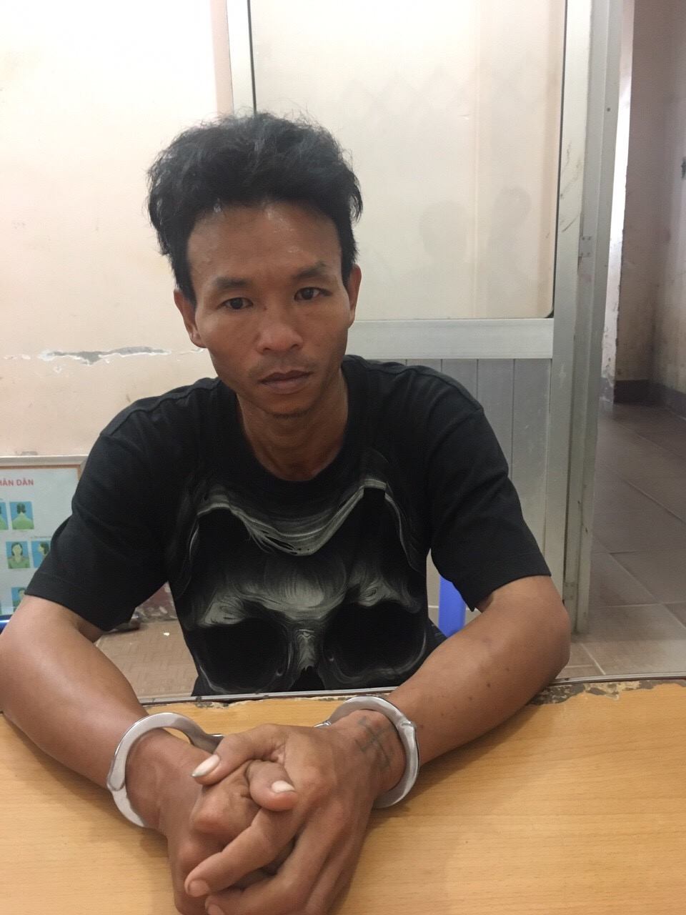 Bắt 2 anh em giết người, cướp nhẫn vàng ở Bình Chánh - Ảnh 1.
