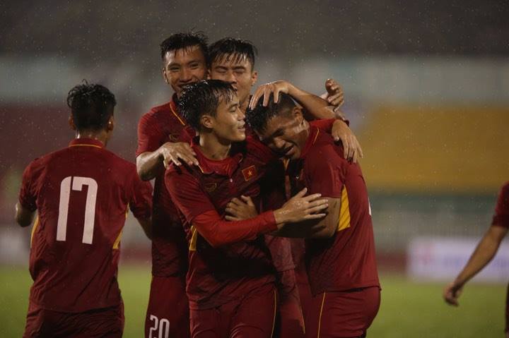 Đè bẹp Macau 8-1, U23 Việt Nam chiếm ngôi đầu bảng - Ảnh 2.