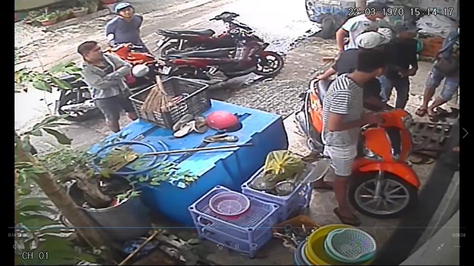 Clip: Giang hồ dội mưa gạch v&agrave;o nh&agrave; d&acirc;n ở quận B&igrave;nh Thạnh - Ảnh 3.