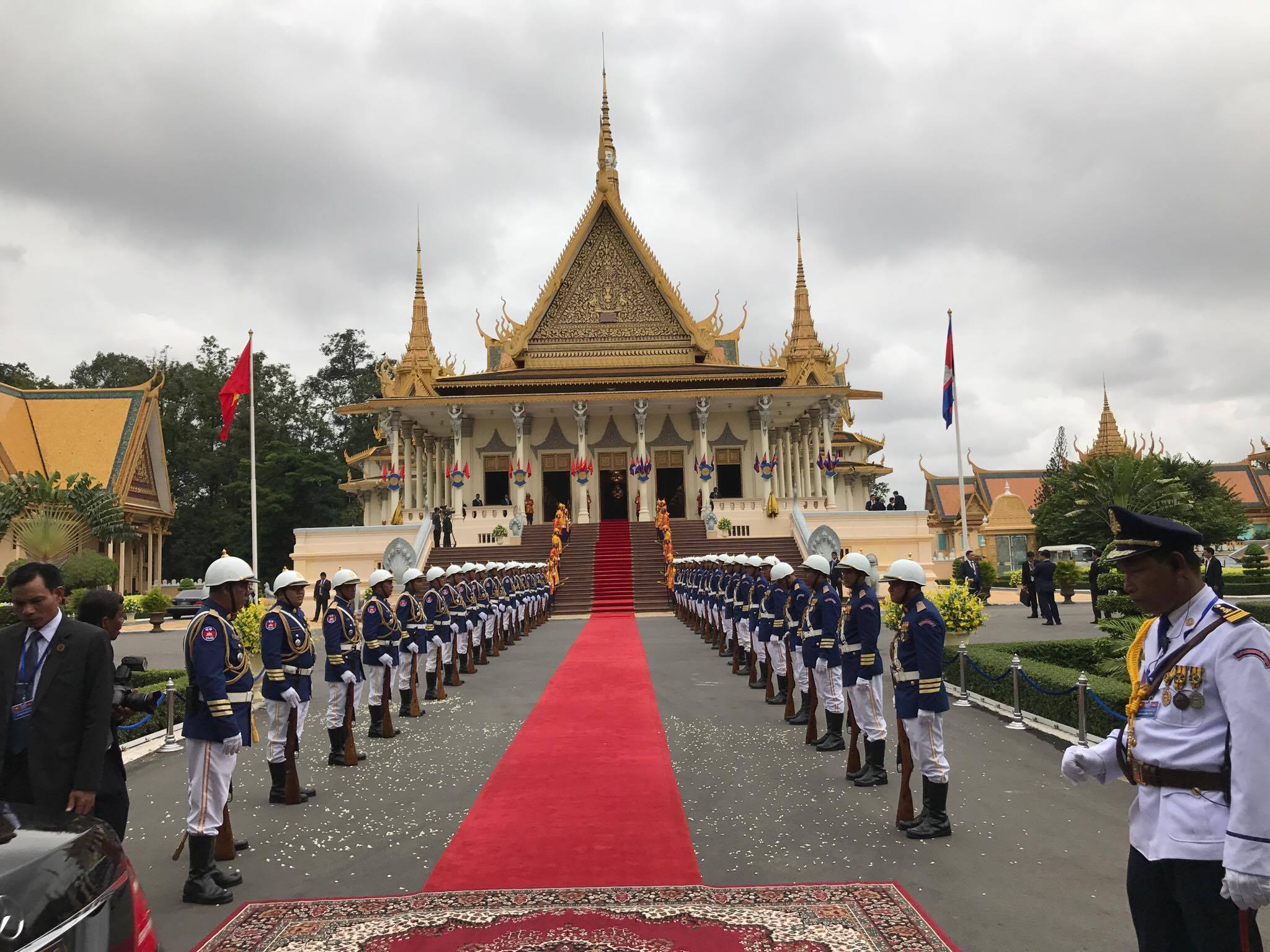 Trang trọng lễ đ&oacute;n Tổng B&iacute; thư tại Ho&agrave;ng cung Campuchia - Ảnh 14.