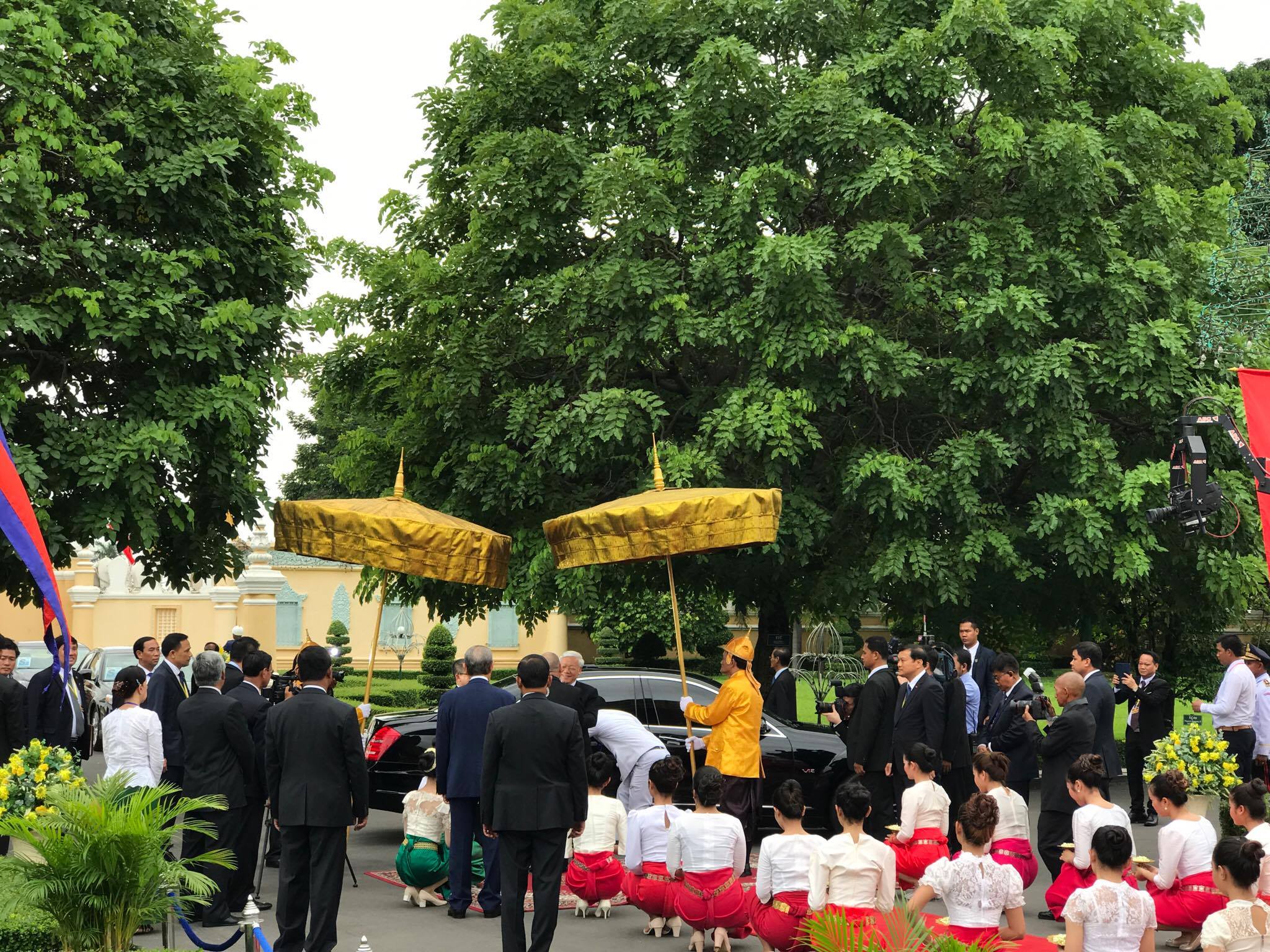 Trang trọng lễ đ&oacute;n Tổng B&iacute; thư tại Ho&agrave;ng cung Campuchia - Ảnh 16.
