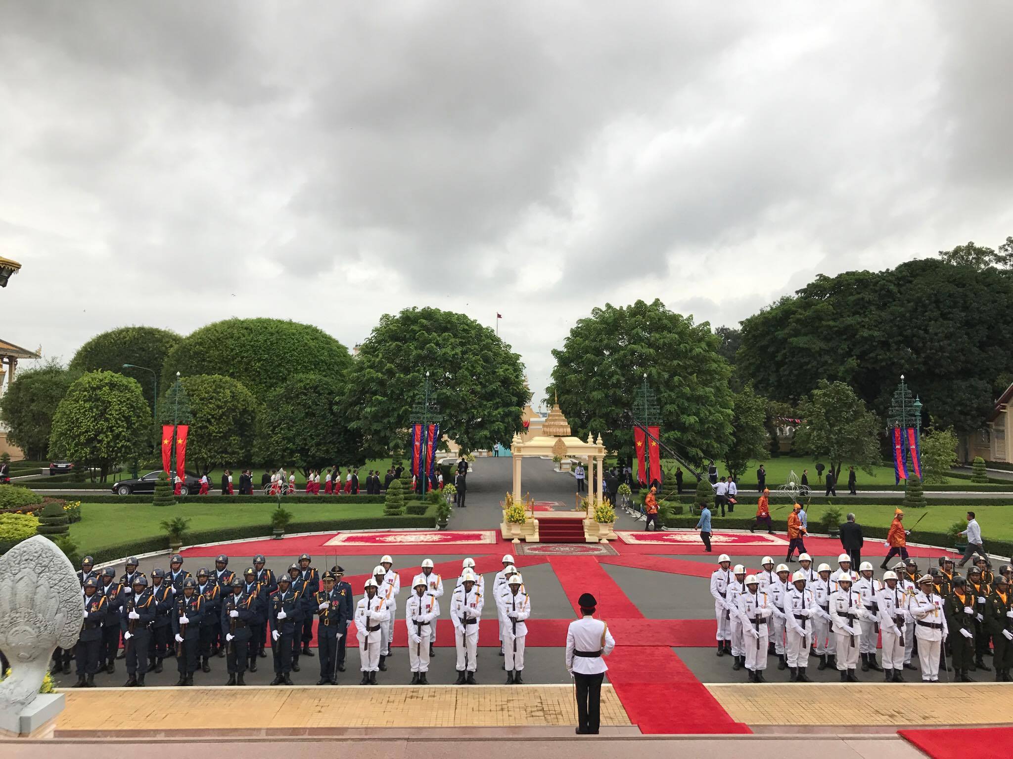 Trang trọng lễ đ&oacute;n Tổng B&iacute; thư tại Ho&agrave;ng cung Campuchia - Ảnh 19.