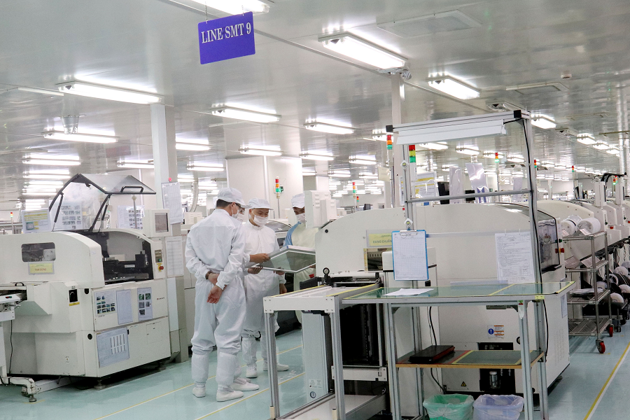 CEO Nguyễn Tử Quảng thị sát nhà máy sản xuất Bphone 2 - Ảnh 2.