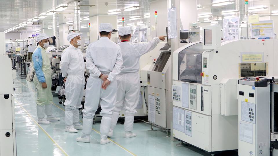 CEO Nguyễn Tử Quảng thị sát nhà máy sản xuất Bphone 2 trước ngày ra mắt