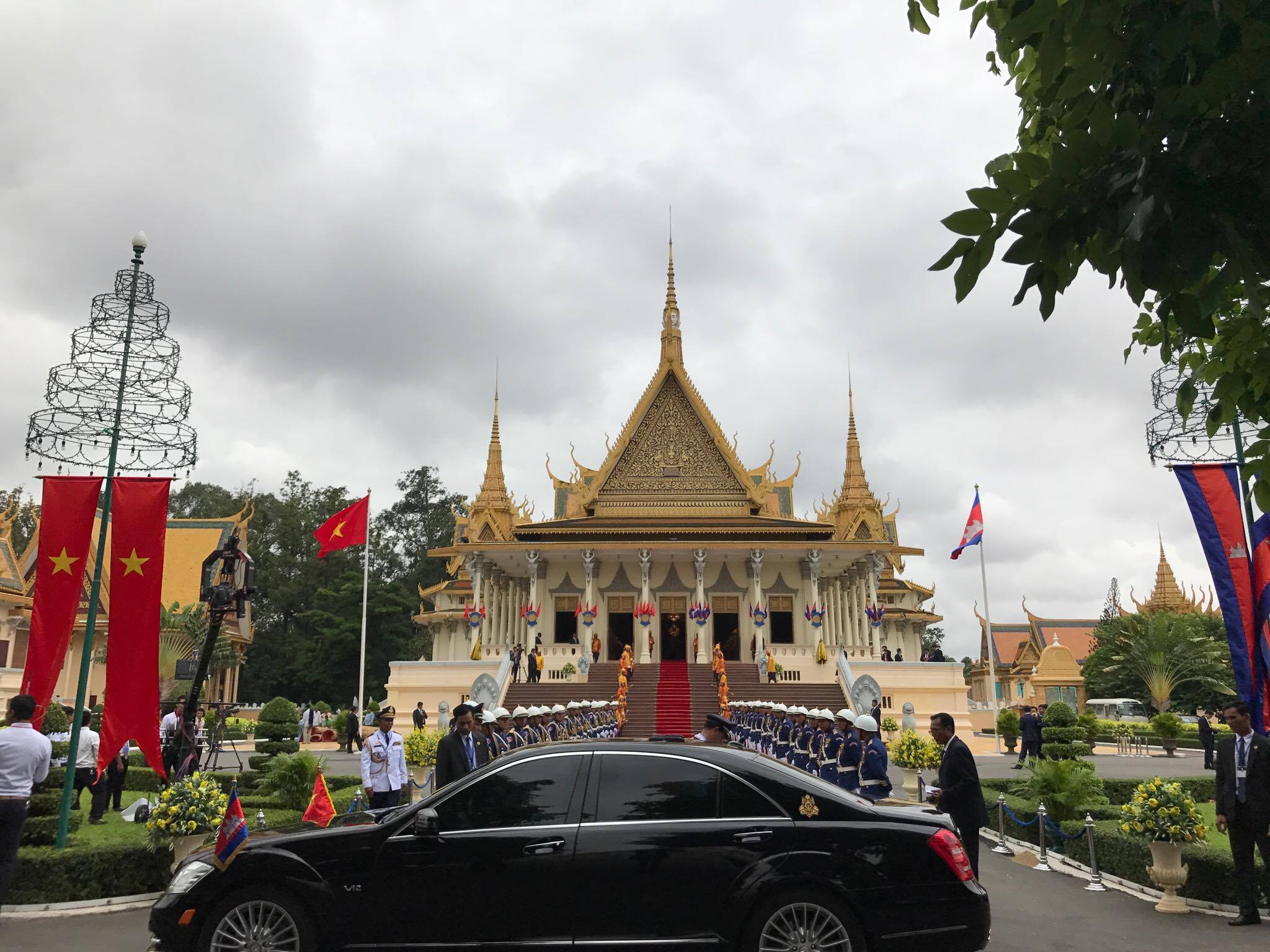 Trang trọng lễ đ&oacute;n Tổng B&iacute; thư tại Ho&agrave;ng cung Campuchia - Ảnh 21.