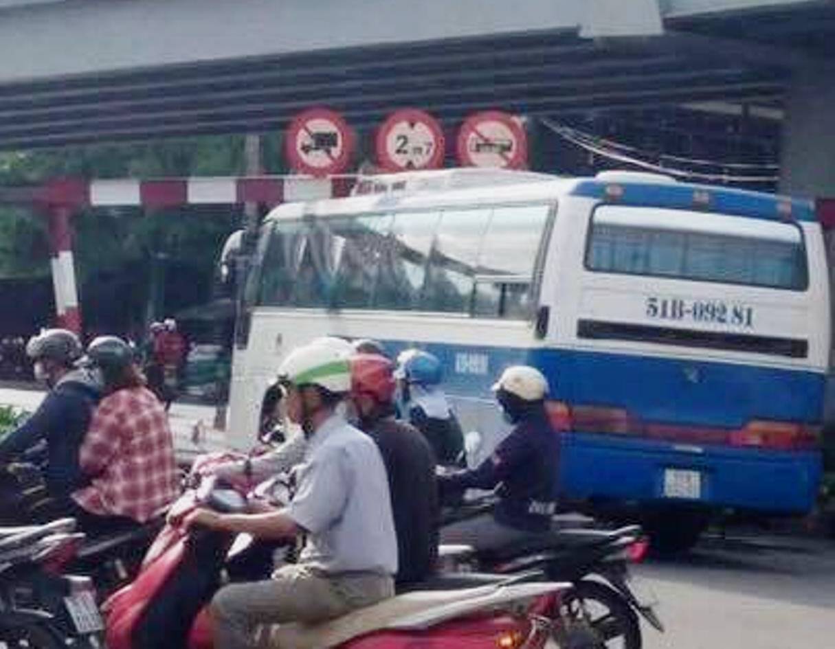 Cửa ng&otilde; s&acirc;n bay T&acirc;n Sơn Nhất hỗn loạn v&igrave; sự cố giao th&ocirc;ng - Ảnh 1.