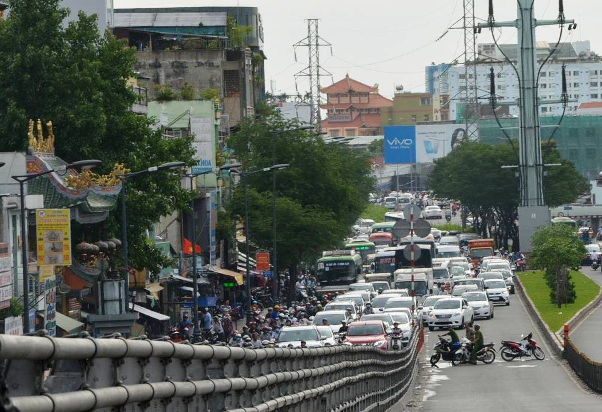 Xe tải lật ngang, c&aacute;t đổ tr&agrave;n cầu vượt C&acirc;y G&otilde; - Ảnh 2.