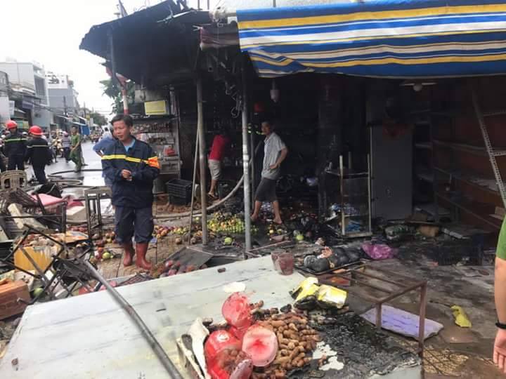 Ch&aacute;y sạp tr&aacute;i c&acirc;y, h&agrave;ng trăm tiểu thương hoảng loạn - Ảnh 3.