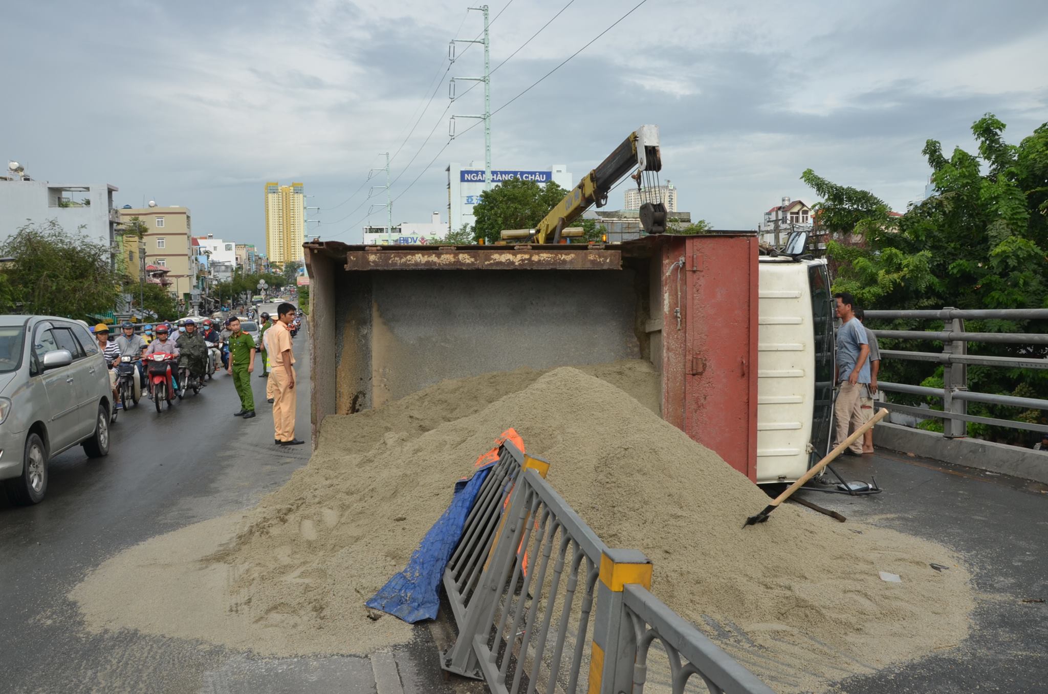 Xe tải lật ngang, cát đổ tràn cầu vượt Cây Gõ