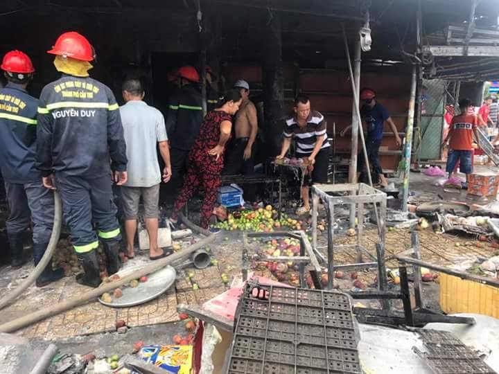 Ch&aacute;y sạp tr&aacute;i c&acirc;y, h&agrave;ng trăm tiểu thương hoảng loạn - Ảnh 2.