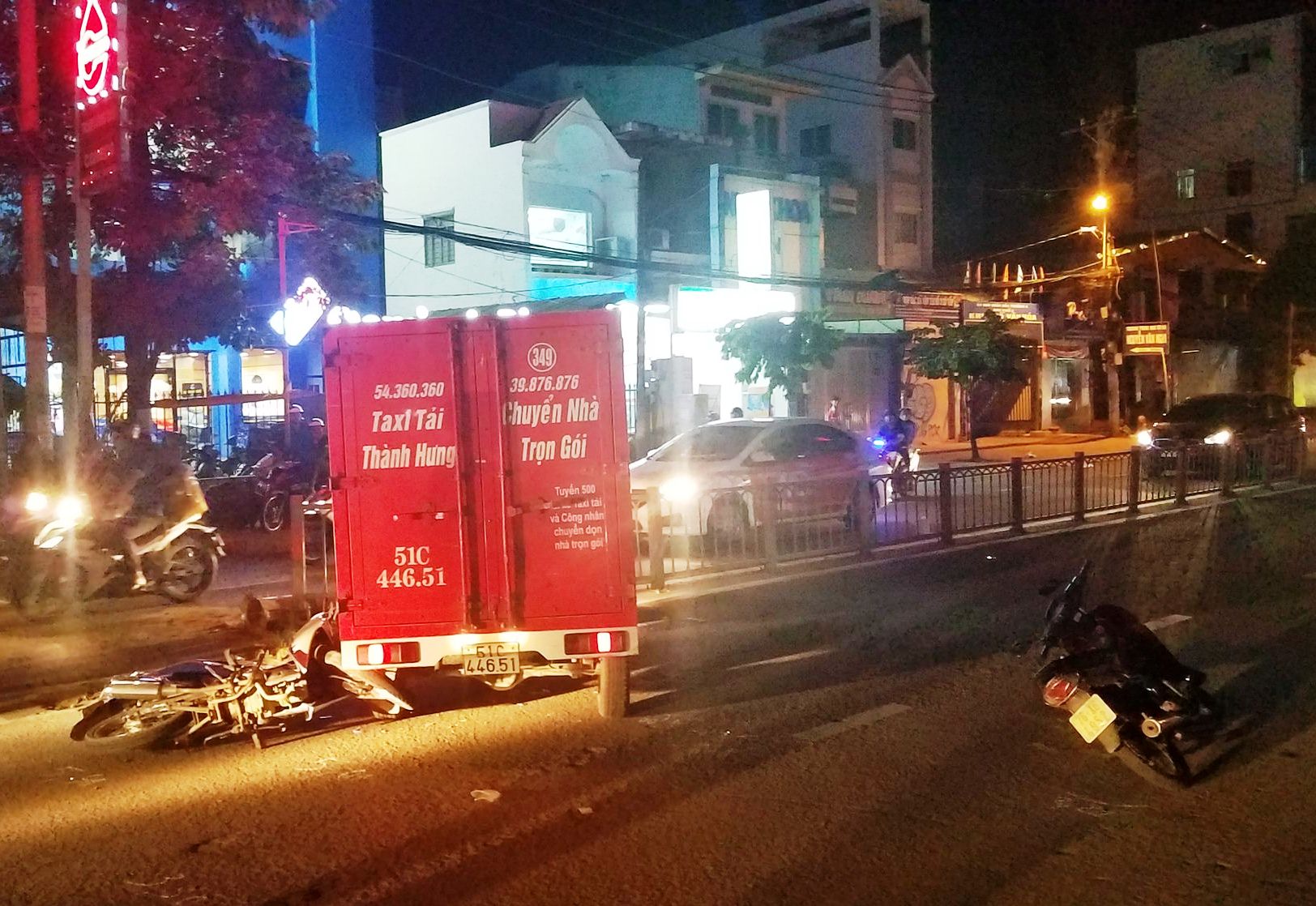 Tai nạn liên hoàn trên đường Phan Văn Trị, 1 người trọng thương - Ảnh 1.