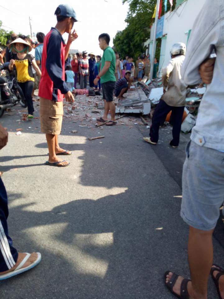 Sập mái hiên nhà, 3 người tử vong