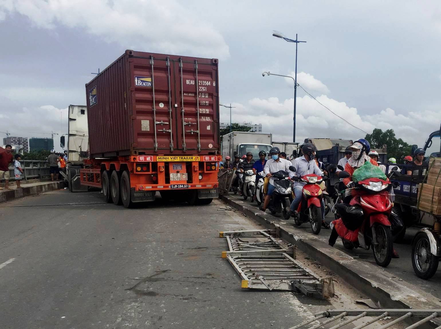 Xe đầu k&eacute;o cuốn một phụ nữ v&agrave;o gầm tr&ecirc;n cầu vượt G&ograve; Dưa - Ảnh 2.