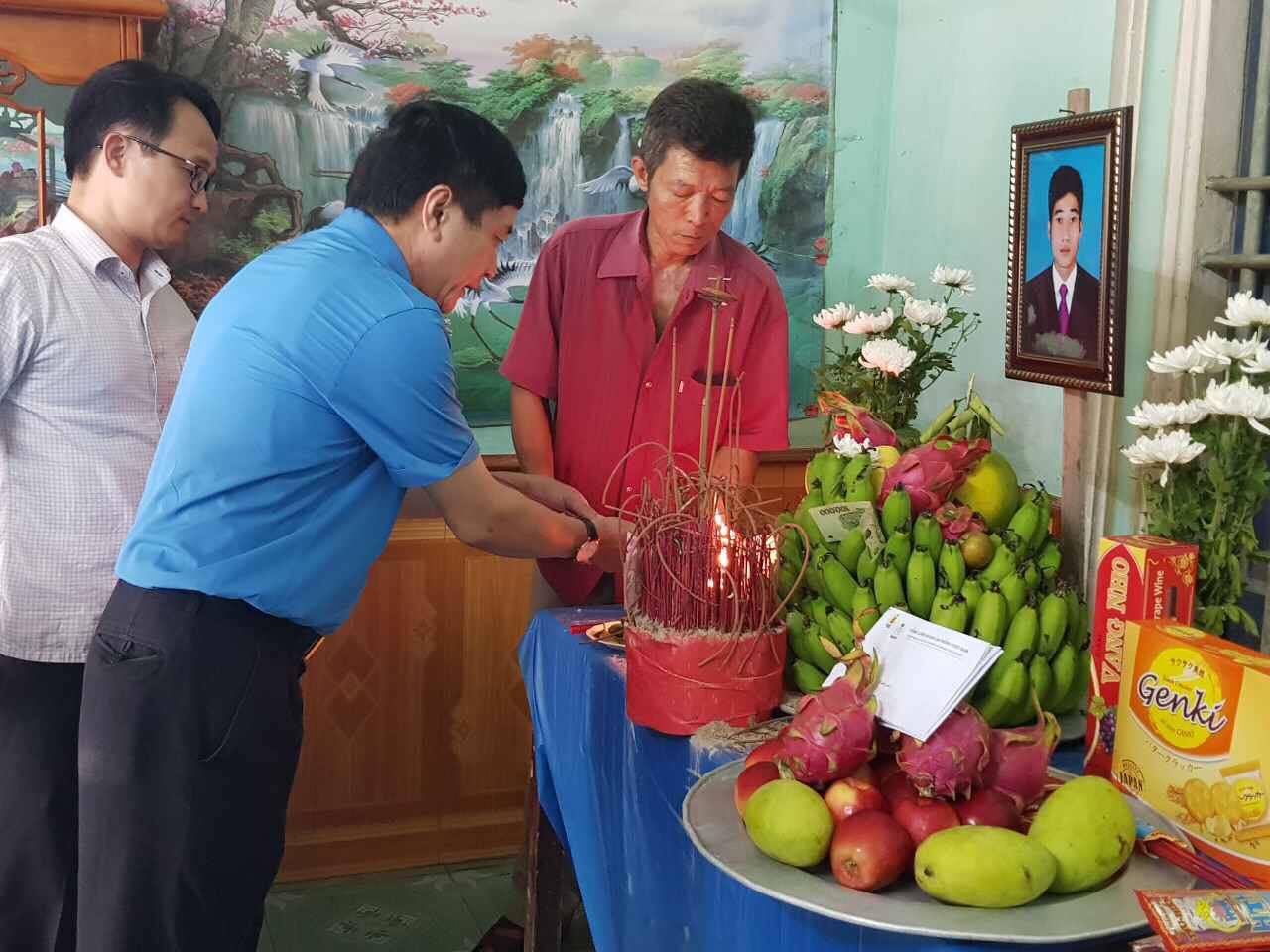 Chủ tịch Tổng LĐLĐ chia buồn gia đ&igrave;nh nạn nh&acirc;n vụ ch&aacute;y tại H&agrave; Nội - Ảnh 5.