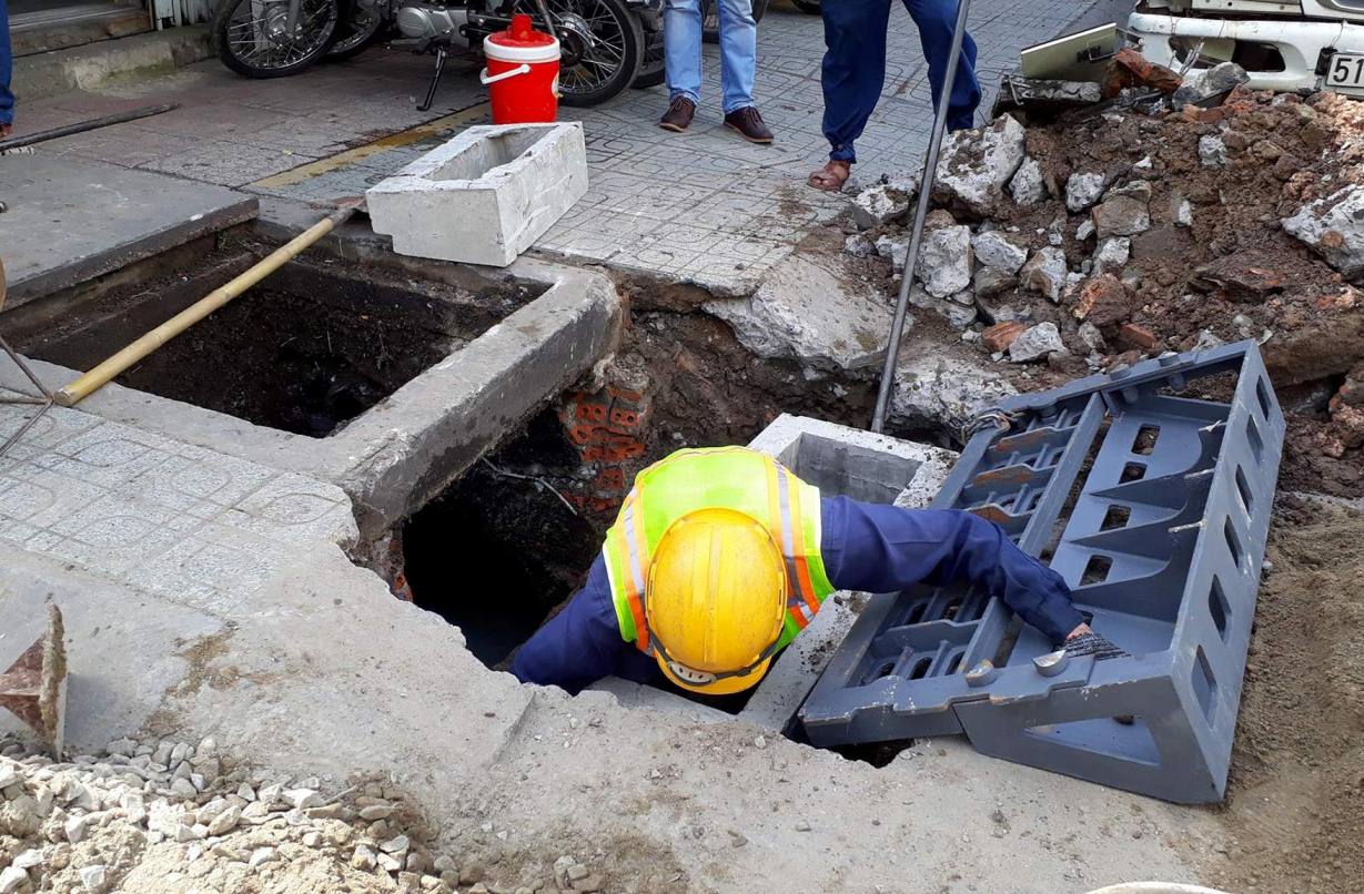 Cận cảnh hố ga ngăn mùi ở TP HCM - Ảnh 3.