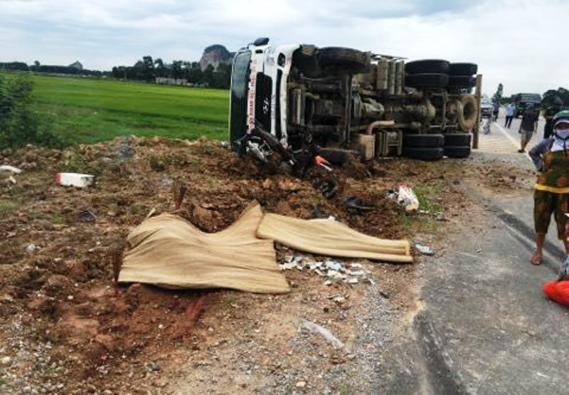 Xe tải cán chết, kéo lê người đi xe máy 20 m