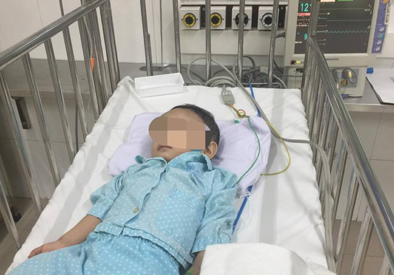 Bé trai bị bạo hành chấn thương sọ não đã xuất viện