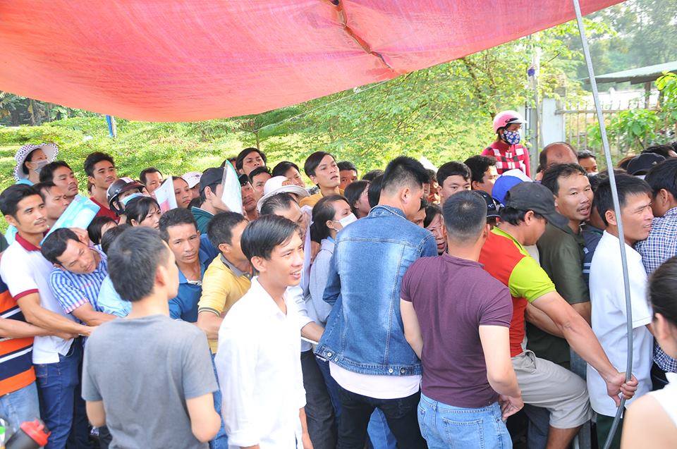 Xếp hàng xuyên đêm kiếm suất cho con vào lớp 1
