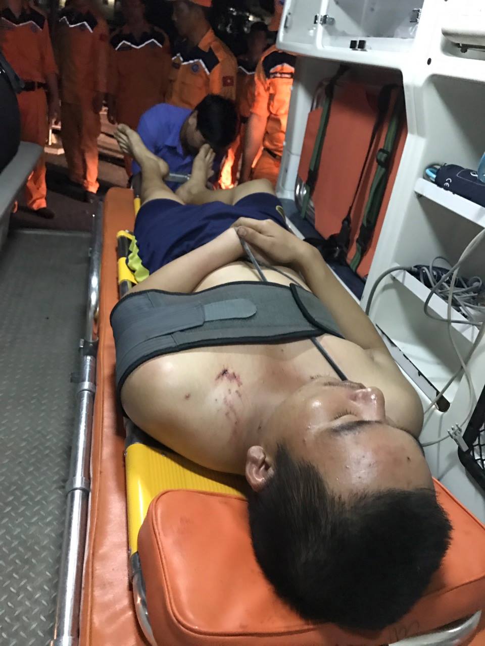 Bị dây cáp quật trên cao, thuyền viên chấn thương nặng - Ảnh 2.