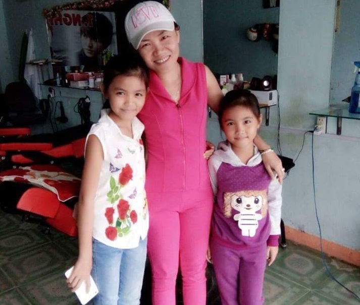 Thưởng n&oacute;ng nữ c&ocirc;ng nh&acirc;n ngh&egrave;o trả lại chiếc v&iacute; c&oacute; tiền triệu - Ảnh 2.