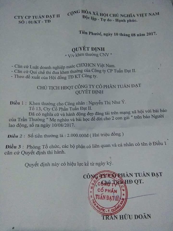 Thưởng n&oacute;ng nữ c&ocirc;ng nh&acirc;n ngh&egrave;o trả lại chiếc v&iacute; c&oacute; tiền triệu - Ảnh 1.
