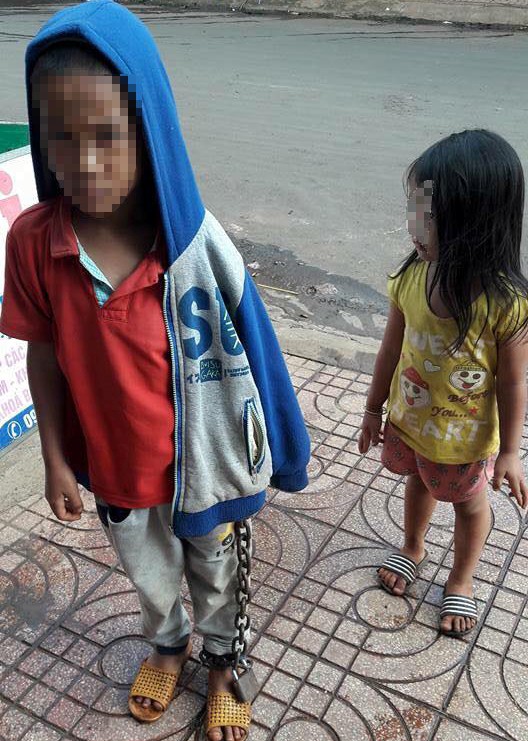 Cháu trai bị xích chân, lang thang giữa chợ gây phẫn nộ