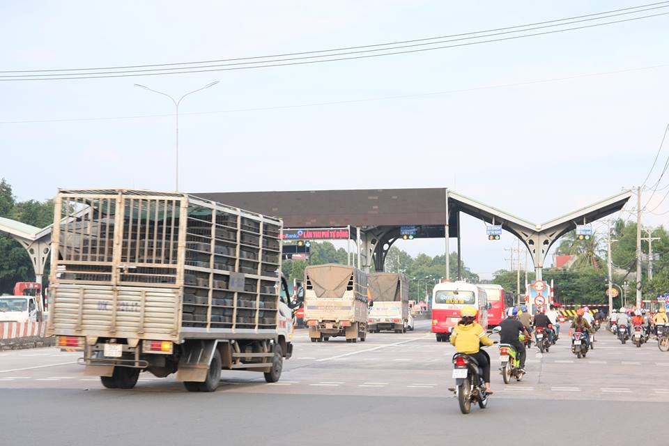 Đường n&aacute;t, d&acirc;n ph&aacute;t bực v&agrave; xe vẫn &ugrave;n &ugrave;n n&eacute; trạm thu ph&iacute; - Ảnh 2.