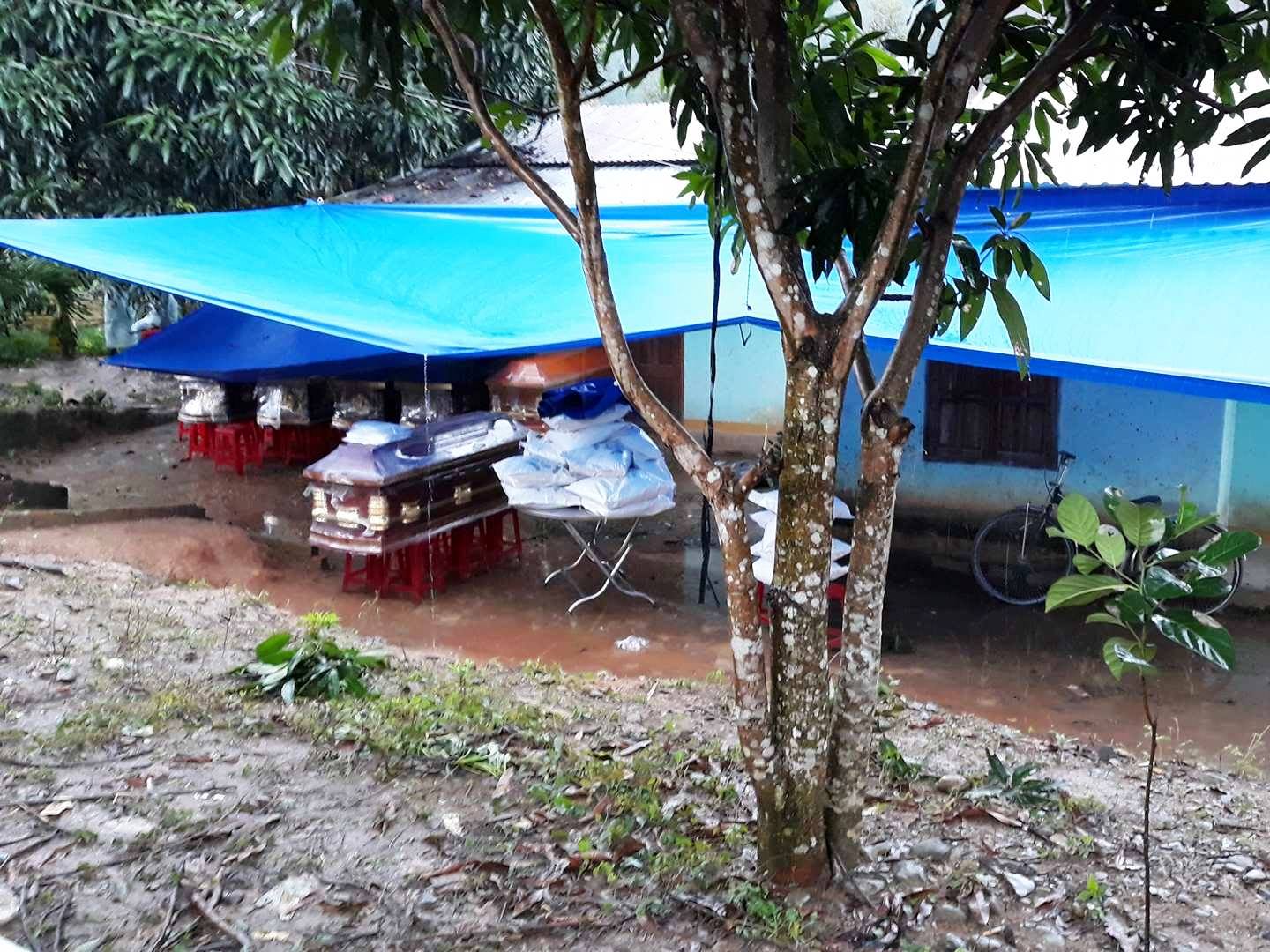 Vụ nổ 6 người chết: Thiếu ăn, 3 hộ ngh&egrave;o liều cưa đầu đạn - Ảnh 1.