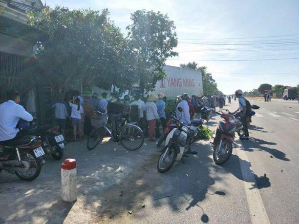 Tr&aacute;nh người đi xe m&aacute;y, xe container t&ocirc;ng sập tường nh&agrave; - Ảnh 2.