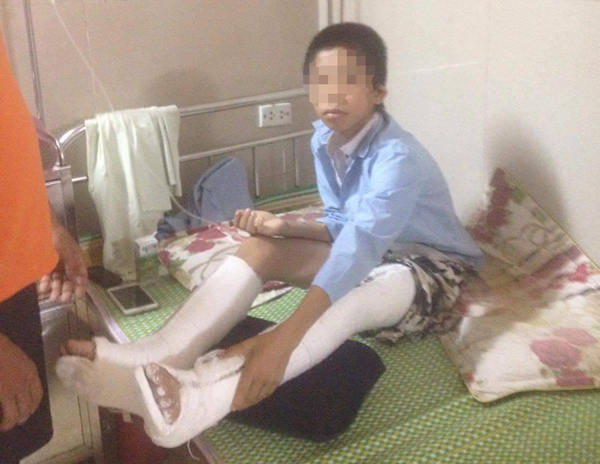C&ocirc; gi&aacute;o thu điện thoại, nam sinh nhảy từ tầng 3 xuống đất - Ảnh 1.
