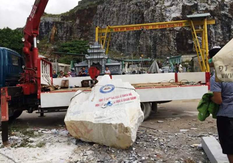 Tảng đá 2 tấn tuột cáp cẩu, người điều khiển cẩu tử vong