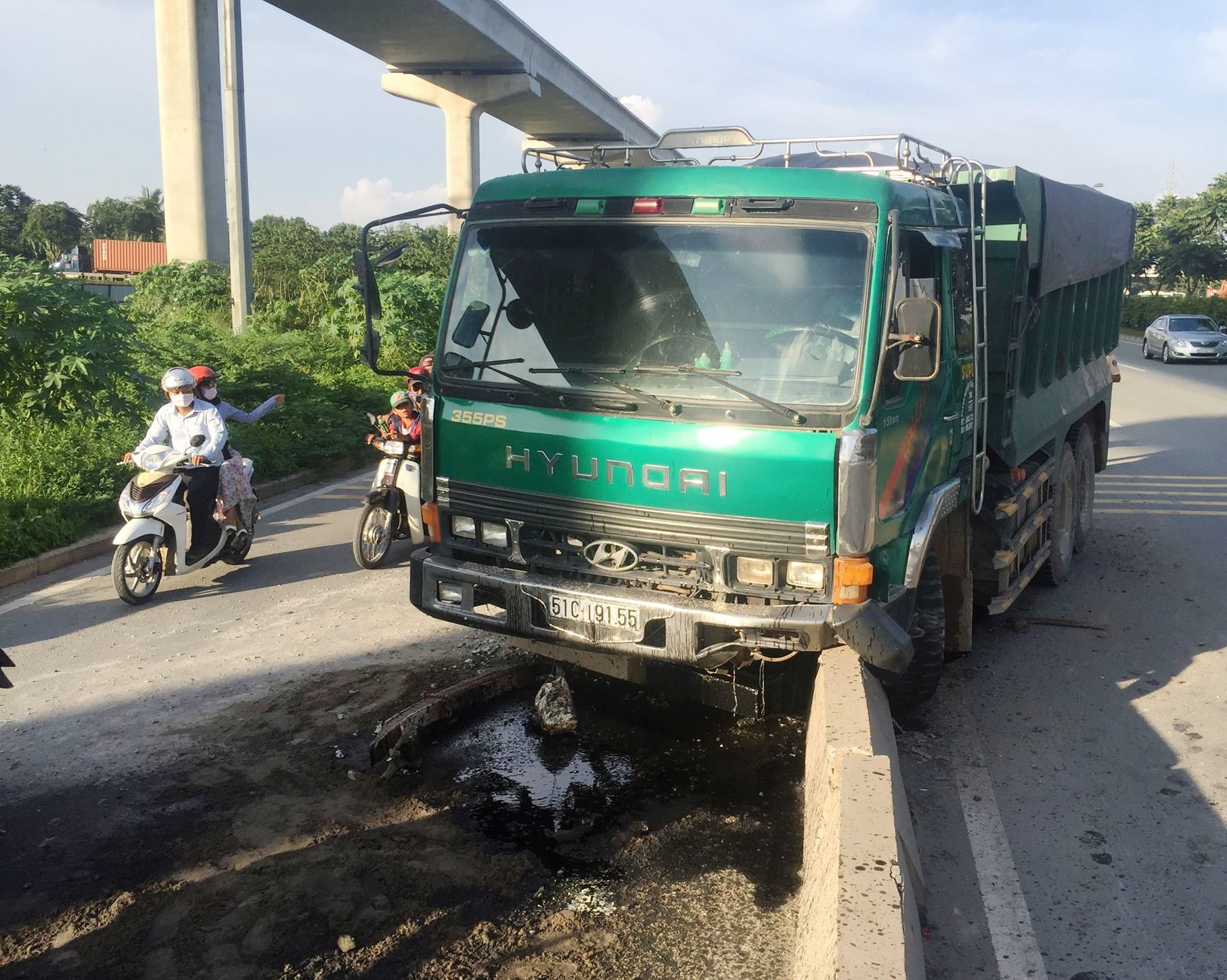 Thót tim trước cảnh xe ben lao qua làn đường xe 2 bánh