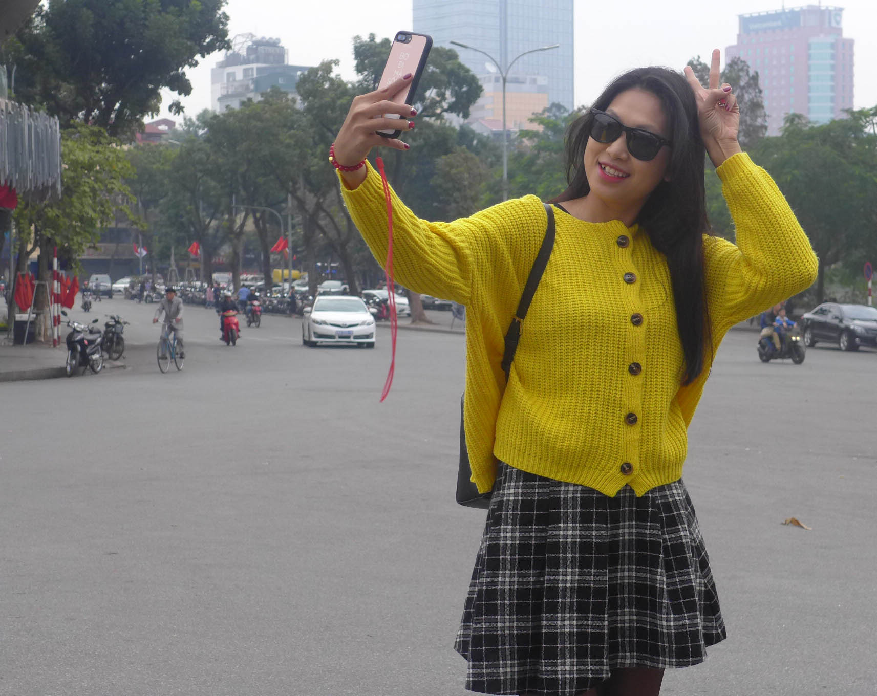 Chị Đỗ Thị Huyền Anh (Long Biên, Hà Nội) đã có mặt ở hồ Hoàn Kiếm từ sáng sớm để săn những tấm ảnh đẹp cho mình vào đầu năm Đinh Dậu