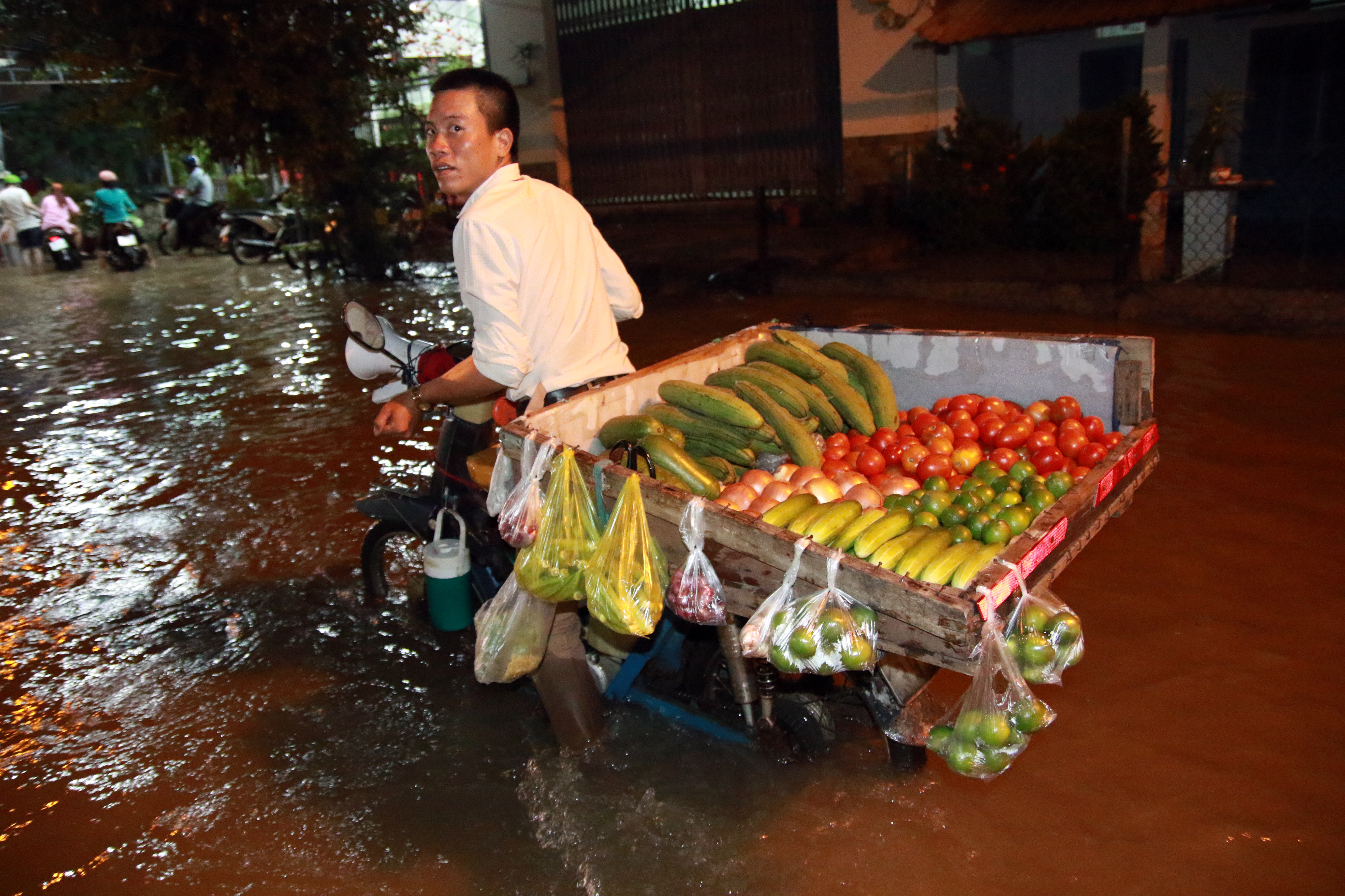 S&agrave;i G&ograve;n hụp lặn trong nước ngập đ&ecirc;m đầu tuần - Ảnh 8.